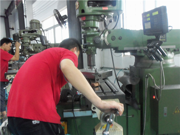 旭錦塑膠模具有限公司，模具車間人員工作操作