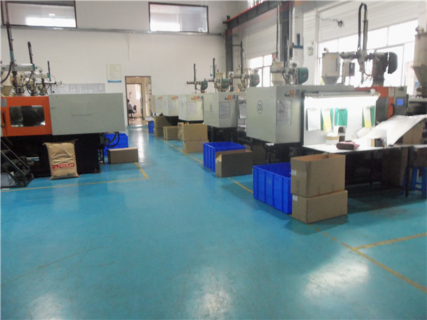 旭錦塑膠模具有限公司，注塑車間